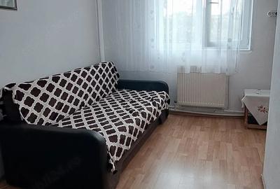 Apartament cu 3 camere semidecomandat în Rahova