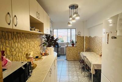 Apartament cu 2 camere decomandat în Tractorul
