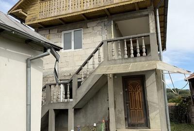 Casă cu 4 camere în Roești