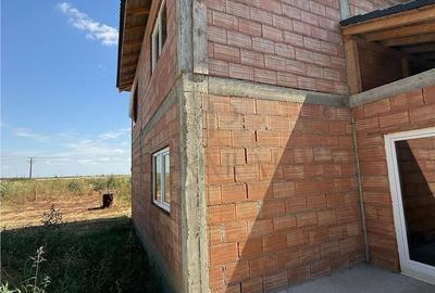 Casă cu 4 camere cu Teren 250 Mp în Moșnița Nouă