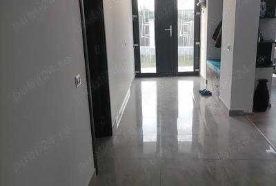 Casă cu 4 camere în Central - 2