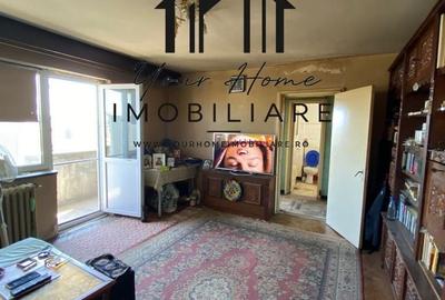 Apartament cu 3 camere semidecomandat în Craiovița Nouă
