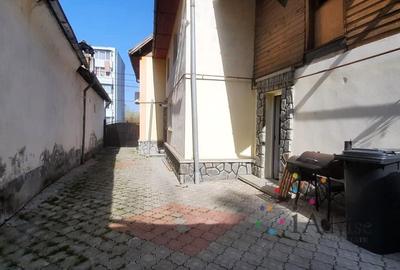 Casă cu 9 camere cu Teren 350 Mp în Central