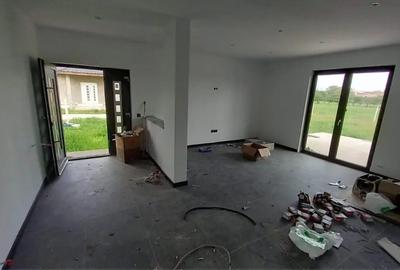 Casă cu 3 camere în Micula