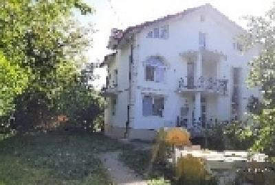 Casă cu 3 camere decomandat cu Teren 100 Mp în Central