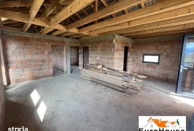 Casă cu 3 camere cu Teren 300 Mp în Central