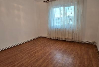 Apartament cu 3 camere decomandat în Micro 6 - 12