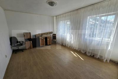 Apartament cu 3 camere decomandat, mobilat în Micro 9