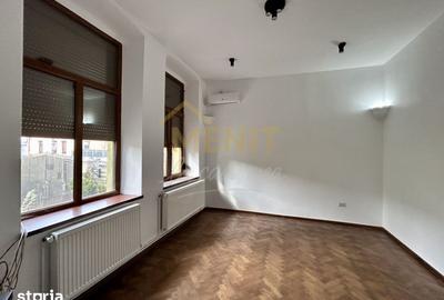 Casă cu 9 camere semidecomandat cu Teren 438 Mp în Central