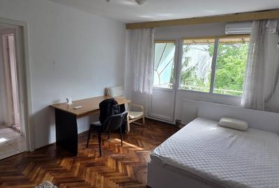 Apartament cu 2 camere semidecomandat, mobilat în Tipografilor