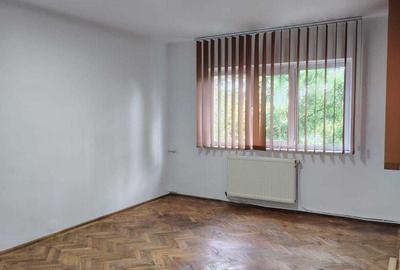 Apartament cu 3 camere decomandat în Craiovei - 2