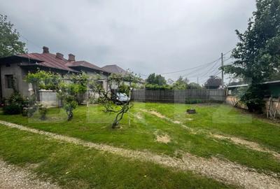 Casă cu 4 camere cu Teren 2700 Mp în Central