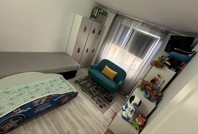 Apartament cu 3 camere decomandat în Titan
