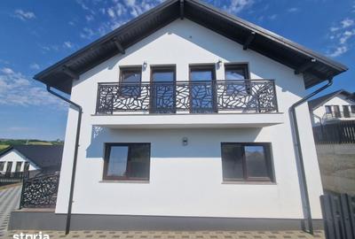 Casă cu 4 camere cu Teren 400 Mp în Central - 1