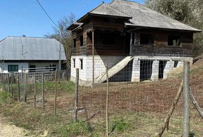 Casă cu 6 camere cu Teren 540 Mp în Săcel