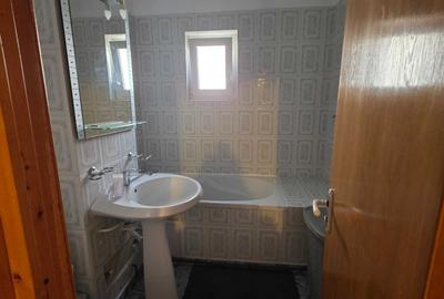 Apartament cu 3 camere decomandat în Paltiniș