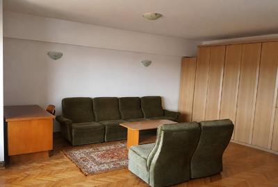 Apartament cu 3 camere decomandat, mobilat în Piața Unirii