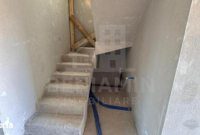 Casă cu 4 camere cu Teren 200 Mp în Malu Mare