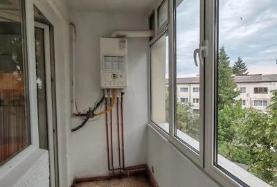 Apartament cu 3 camere semidecomandat în Central