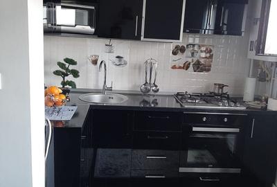 Apartament cu 3 camere nedecomandat, mobilat în Micro 9