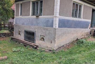 Casă cu 3 camere cu Teren 7000 Mp în Central