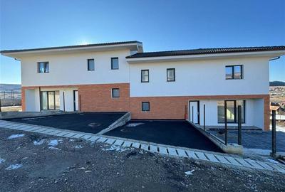 Duplex cu 5 camere cu Canalizare în Chinteni