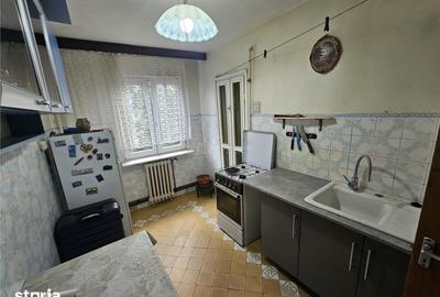 Apartament cu 3 camere semidecomandat, mobilat în Central