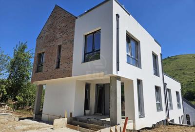 Duplex cu 4 camere cu Canalizare în Florești - 1
