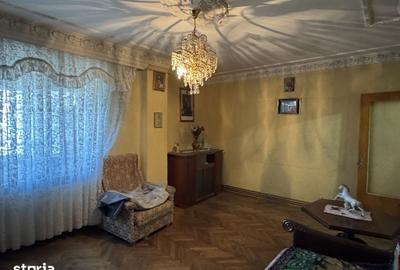 Apartament cu 5 camere decomandat în Nicolae Titulescu