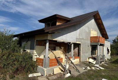 Casă cu 4 camere în Frumușani