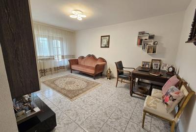 Apartament cu 3 camere decomandat în Sud