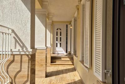 Casă cu 8 camere cu Teren 1100 Mp în Central - 1
