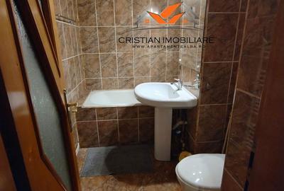 Apartament cu 3 camere semidecomandat în Cetate