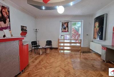 Casa cu spatii comerciale si locuinta zona centrala - 1