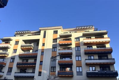 Apartament cu 2 camere decomandat în Tractorul