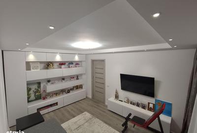 Apartament cu 3 camere, mobilat în Tei