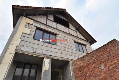Casă cu 9 camere cu Teren 2403 Mp în Central - 1