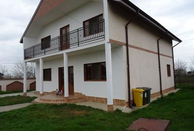 Casă cu 4 camere decomandat în Central