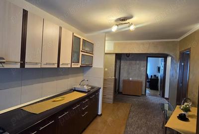 Apartament cu 3 camere decomandat în Broșteni - 2