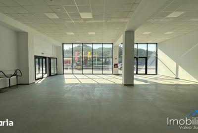Spațiu comercial, de 550 mp, în Petros - 2