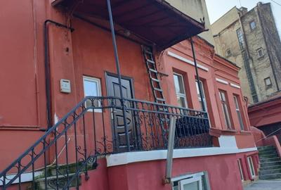 Apartament cu 3 camere semidecomandat în Moșilor