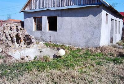 Casă cu 2 camere cu Teren 1400 Mp în Central