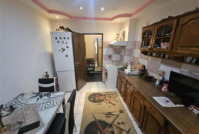 Apartament cu 3 camere decomandat, mobilat în Micro IV - 28