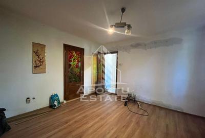 Apartament cu 2 camere, semidecomandat, parter inalt, zon...
