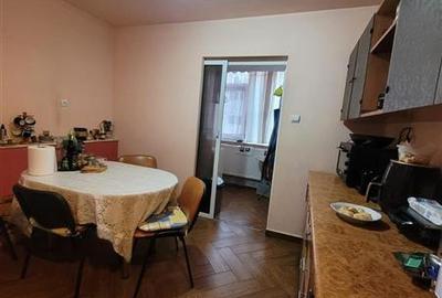 Apartament cu 3 camere decomandat, mobilat în Poarta 6 - 5