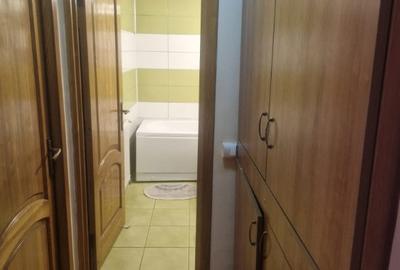 Apartament cu 3 camere semidecomandat în Broșteni