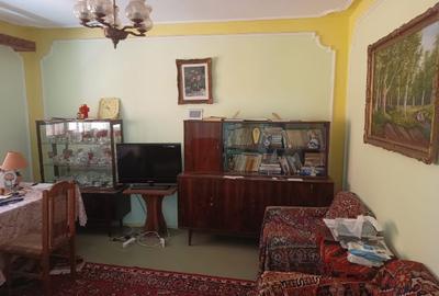 Vând apartament 2 camere, decomandat, 66 mp, Tecuci – str. Ghe. Petrașcu, etaj 2/4
