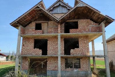 Casă cu 5 camere în Jibou