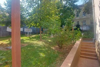 Spațiu comercial, de 870 mp, în Central - 4