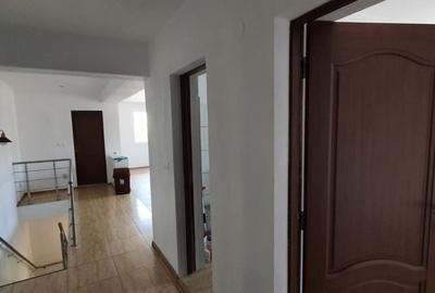 Spațiu comercial, de 210 mp, în Central - 4